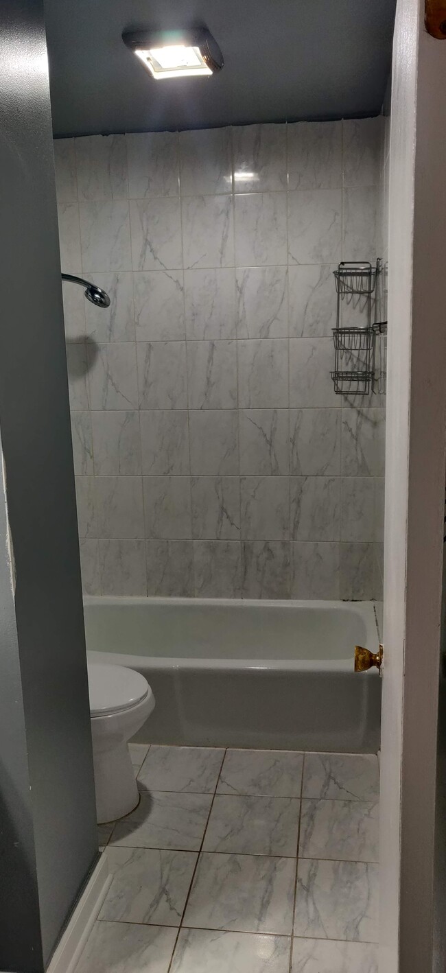 full bathroom upstairs - 111 41st St