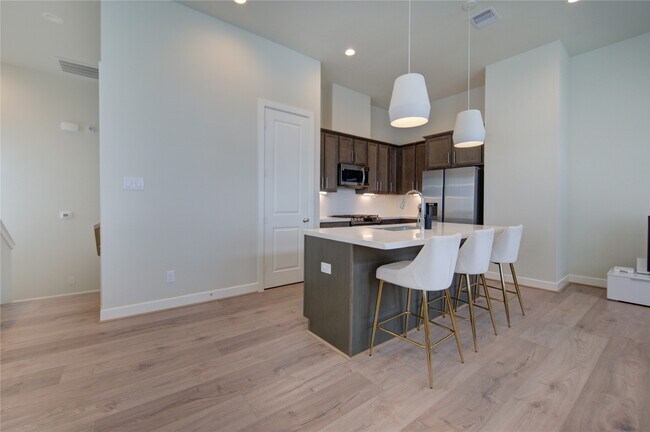 Building Photo - 730 Carriage Knls Dr