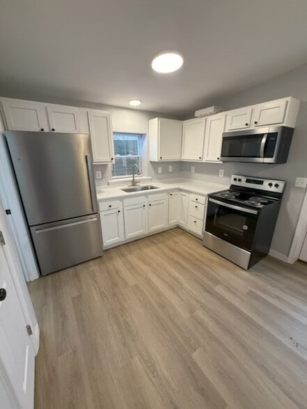 Building Photo - 331 Lakeside Dr