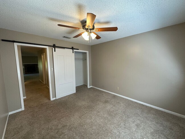 Building Photo - 2 bedroom 2 bath condo w/ balcony & garage available for rent in Mill Ridge!