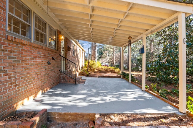 Building Photo - 2201 Knollwood Dr