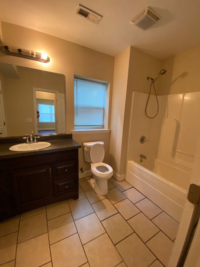 Building Photo - HOUSE FOR RENT! 3 BEDROOM 1 BATH