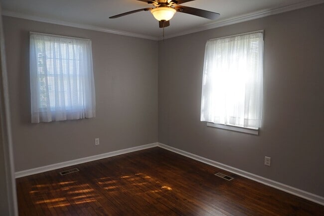 Building Photo - Pet Friendly 3 Bedroom 1 Full Bath located in Northwoods Park!