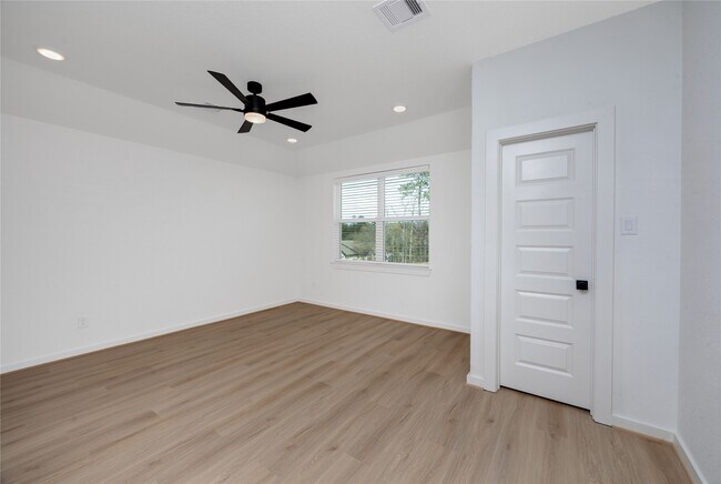 Building Photo - 2027 Longmire Villas Ct