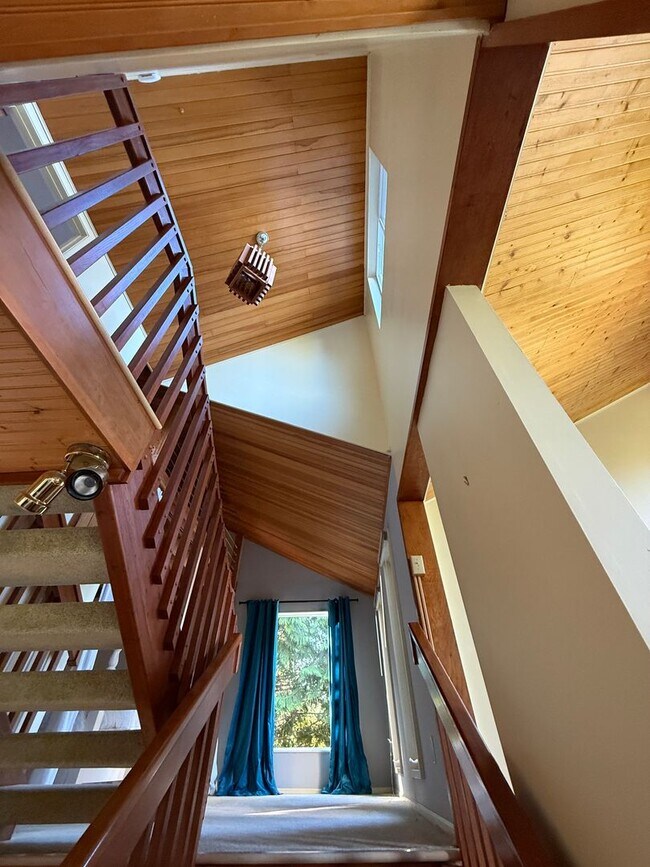 Building Photo - Cozy Huge 1 Bed with Loft and 2.5 Bath - H...