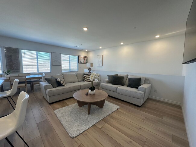 Building Photo - Fully furnished 55+ townhome with attached...