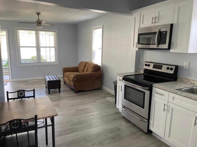 Building Photo - 711 Anton St