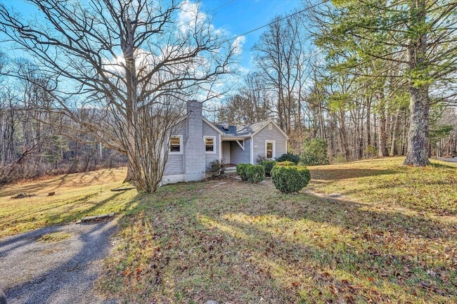 Building Photo - Charming Country Cottage Now Available