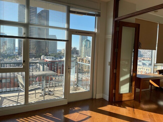 Building Photo - Top Floor Condo in the Gaslamp District!