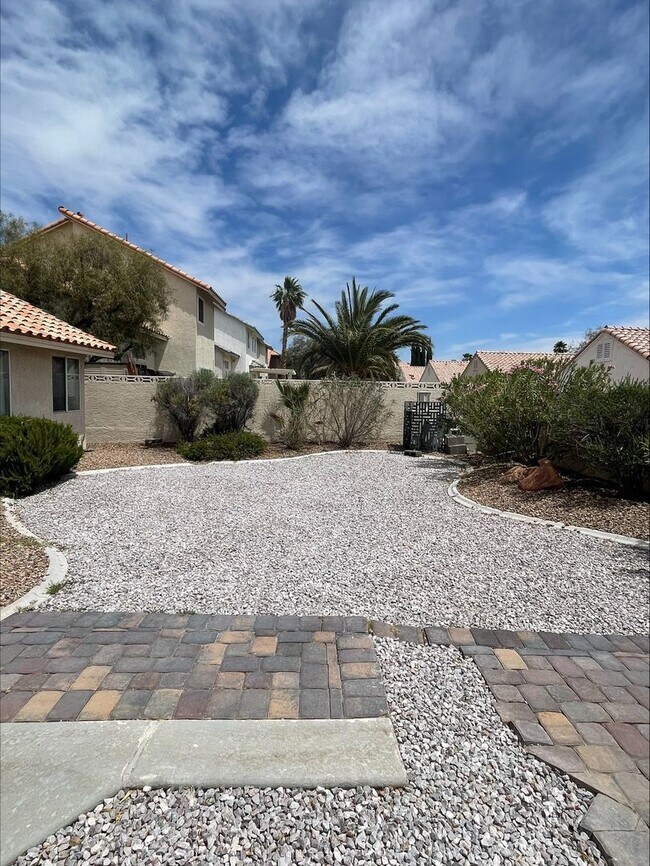 Building Photo - 3 Bedroom 2 Bath Home Off Durango