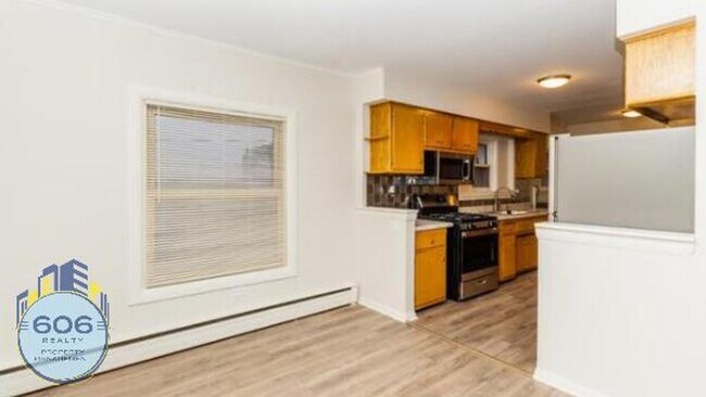 Building Photo - 5565 W 95th St