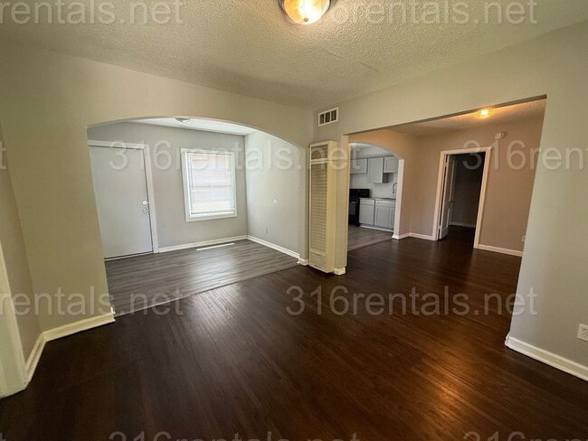 Building Photo - $750 - 2 bed 2 bath - Duplex*COMING SOON*