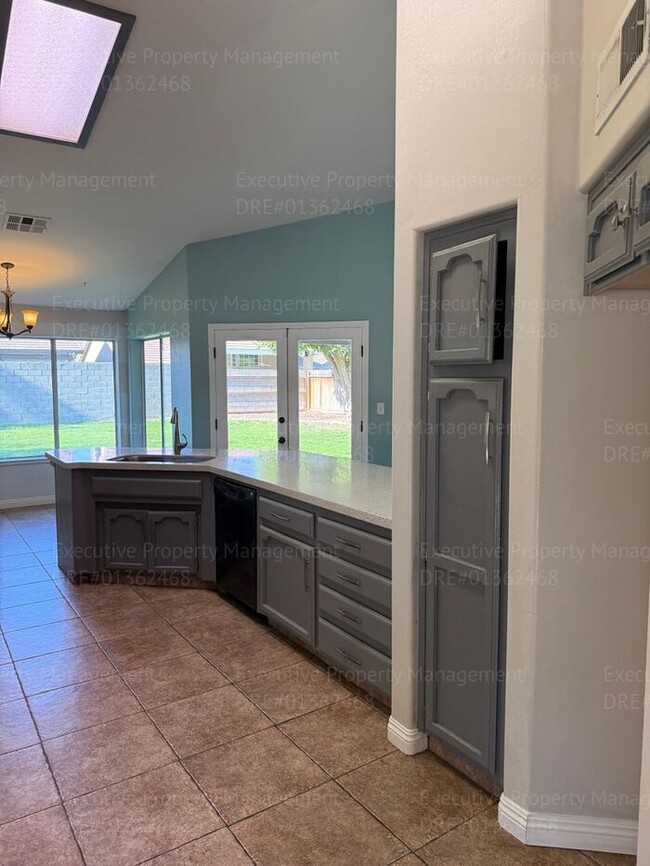 Building Photo - 3 bedroom/ 2 bathroom
