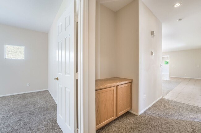 Building Photo - Beautiful Single Story Home with 3 Bedroom...