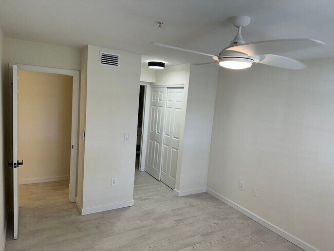 Building Photo - SEASONAL RENTAL - Downtown Sarasota Renova...
