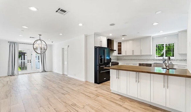 Building Photo - 4524 Tobias Ave