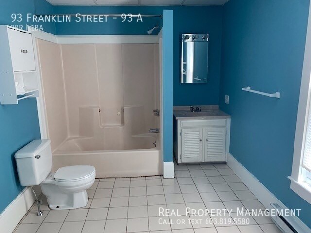 Building Photo - 1st Floor 3 Bedroom Duplex- Great Location