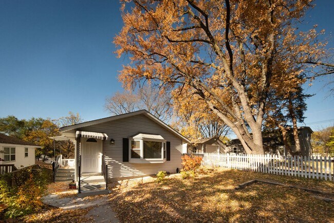 Building Photo - Recently-renovated home perfect for family