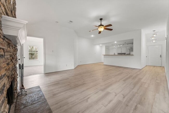 Building Photo - 351 Fantasy Ln