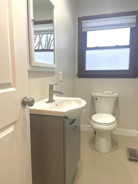 Building Photo - 360 W Oriole Trl