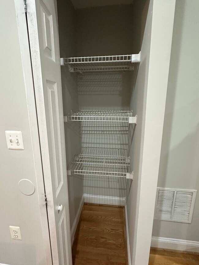 Building Photo - 37 S Ellwood Ave