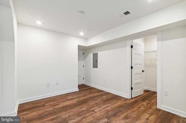 Building Photo - 6211 Woodbine Ave