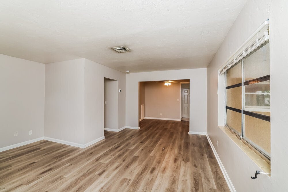 Building Photo - 195 E 28th St