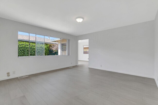 Building Photo - Renovated Duplex in the Heart of Silicon Valley!