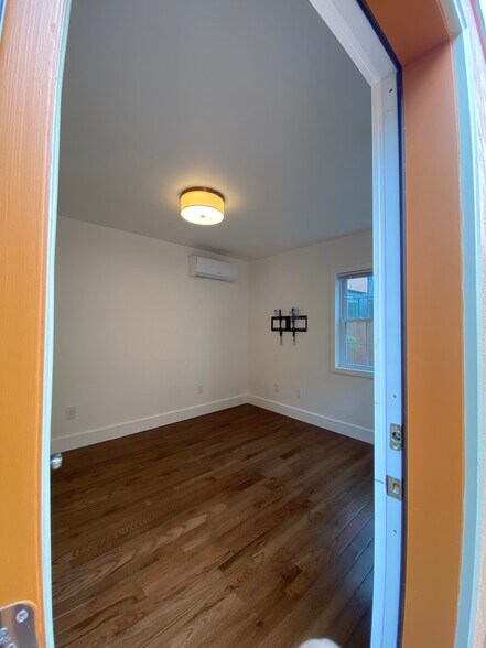 Building Photo - 7955 SE Milwaukie Ave