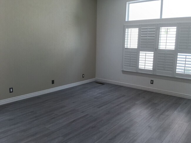 Building Photo - 3 Bedroom, 2 Bathroom Home! Schedule a Showing Soon!