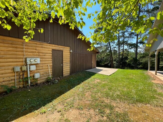 Building Photo - Secluded 2/1.5 Apartment East Rome $1,095