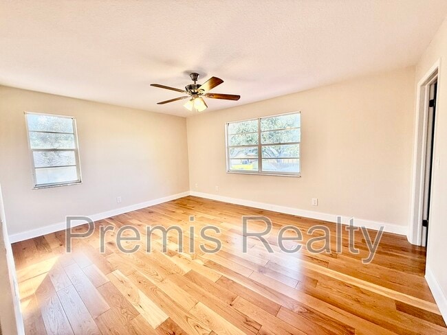 Building Photo - 957 Weathersfield Dr