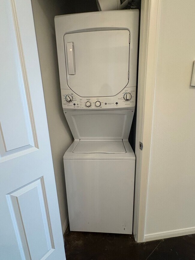 Building Photo - 2 Bedroom Condo in Downtown Ventura with O...