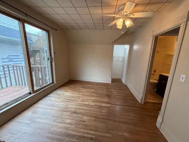 Building Photo - Spacious 1 Bed, 1 Bath Apartment Close to ...