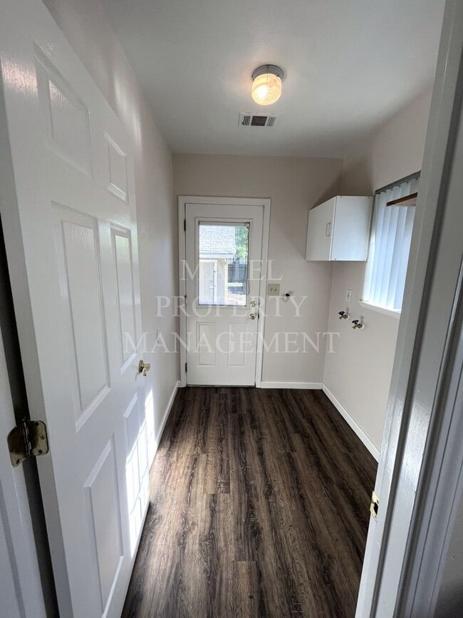 Building Photo - No Deposit