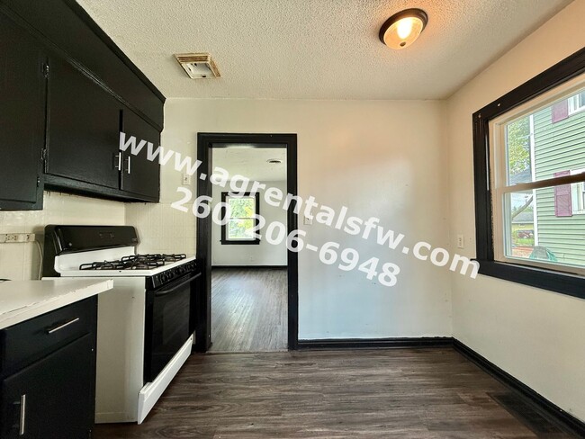 Building Photo - 2 bedroom house