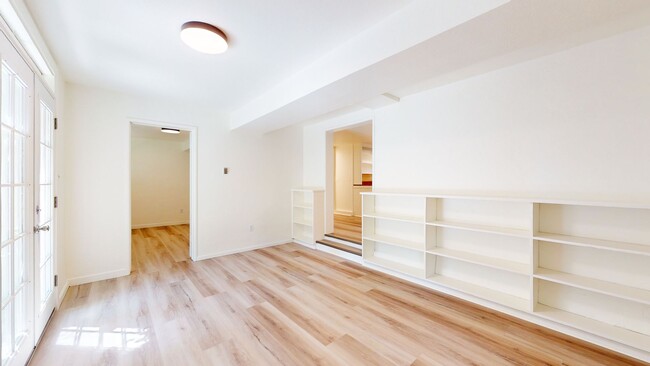 Building Photo - Fantastically Located Garden Apartment