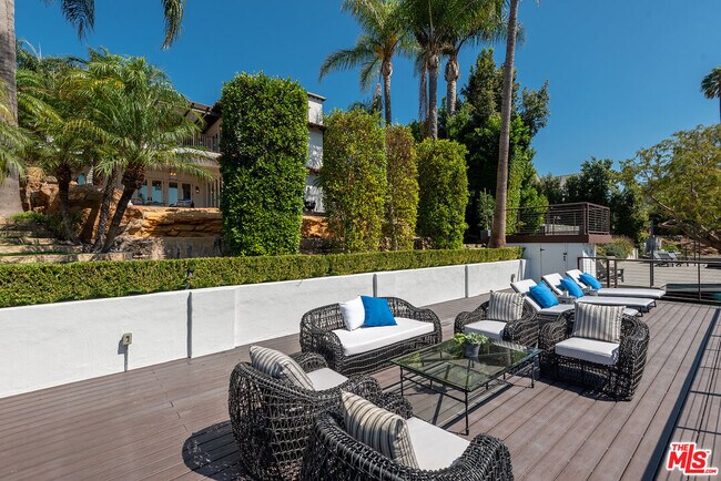 Building Photo - 9928 Toluca Lake Ave