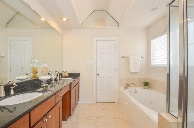 Building Photo - 3325 Clearview Cir