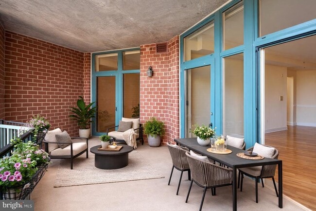 Building Photo - 502 W Broad St