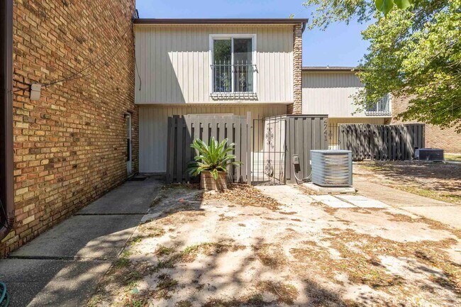 Building Photo - 4741 Huron Dr