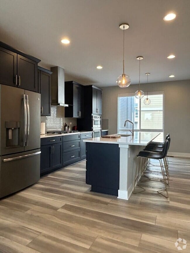 Building Photo - Beautiful 2 Bed + Office + 2.5 Bath home i...