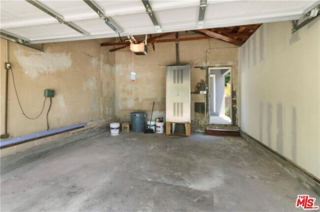 Building Photo - 6244 Simpson Ave