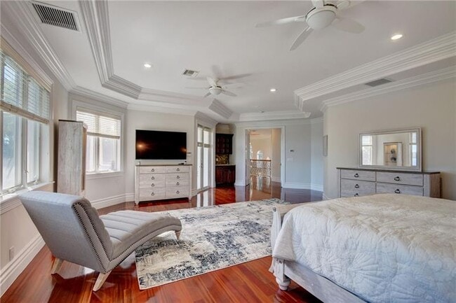 Building Photo - 1320 S Lakeside Dr