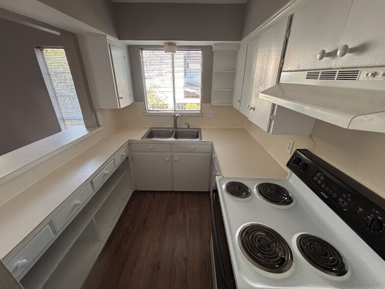 Kitchen - 2137 Branard St