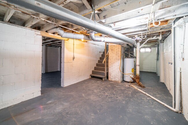 Building Photo - 2204 Howey Rd