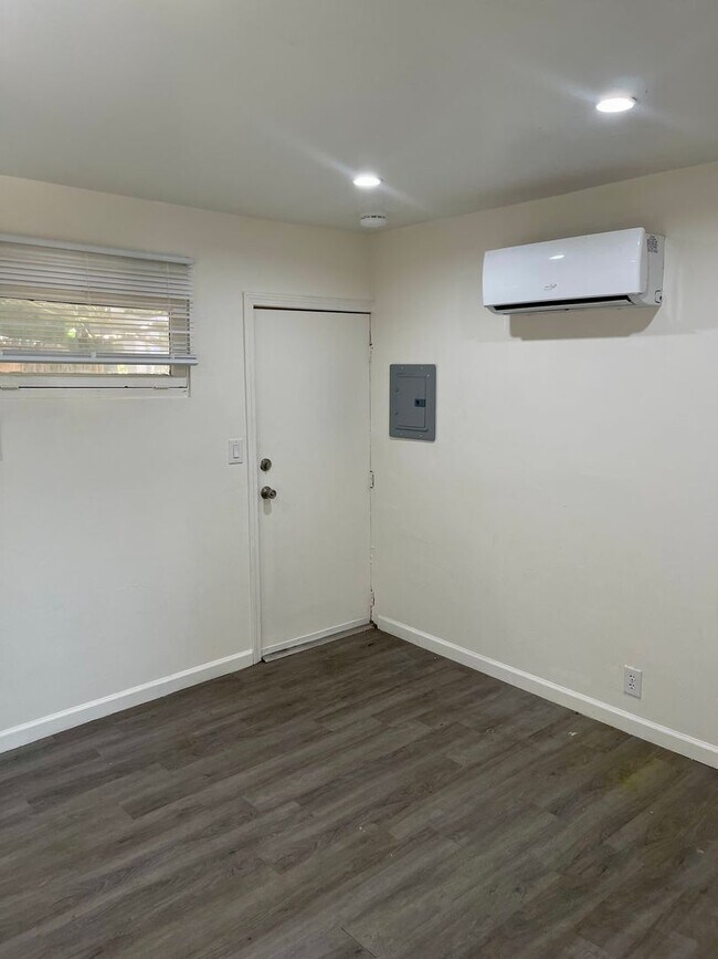 Building Photo - 1440 Vine St