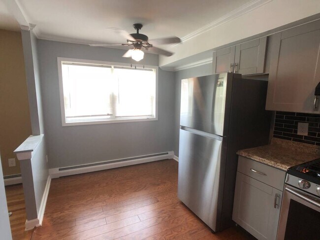 Building Photo - Newer & Modern 3 Bed., 1.5 Bath Home w/W/D...