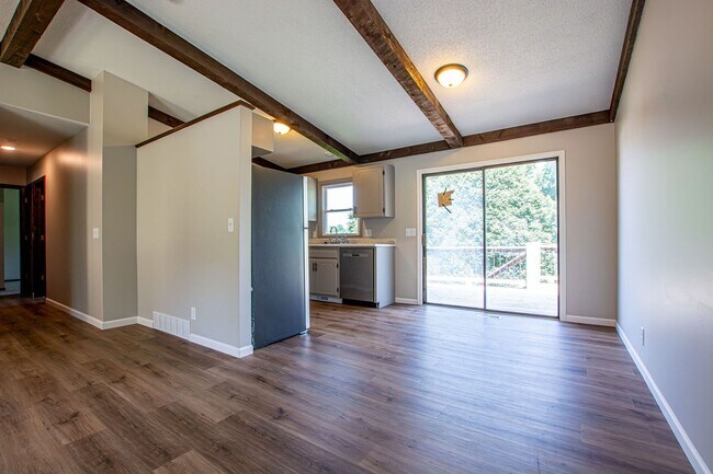 Building Photo - 3 Bedroom / 1.5 Bath with Fenced Backyard and Washer/Dryer in Walnut Grove in Millard!