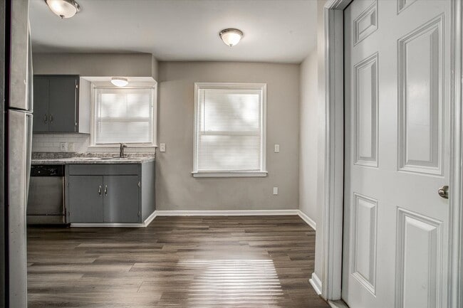Building Photo - Your Cozy Kansas City Retreat Awaits – Wit...
